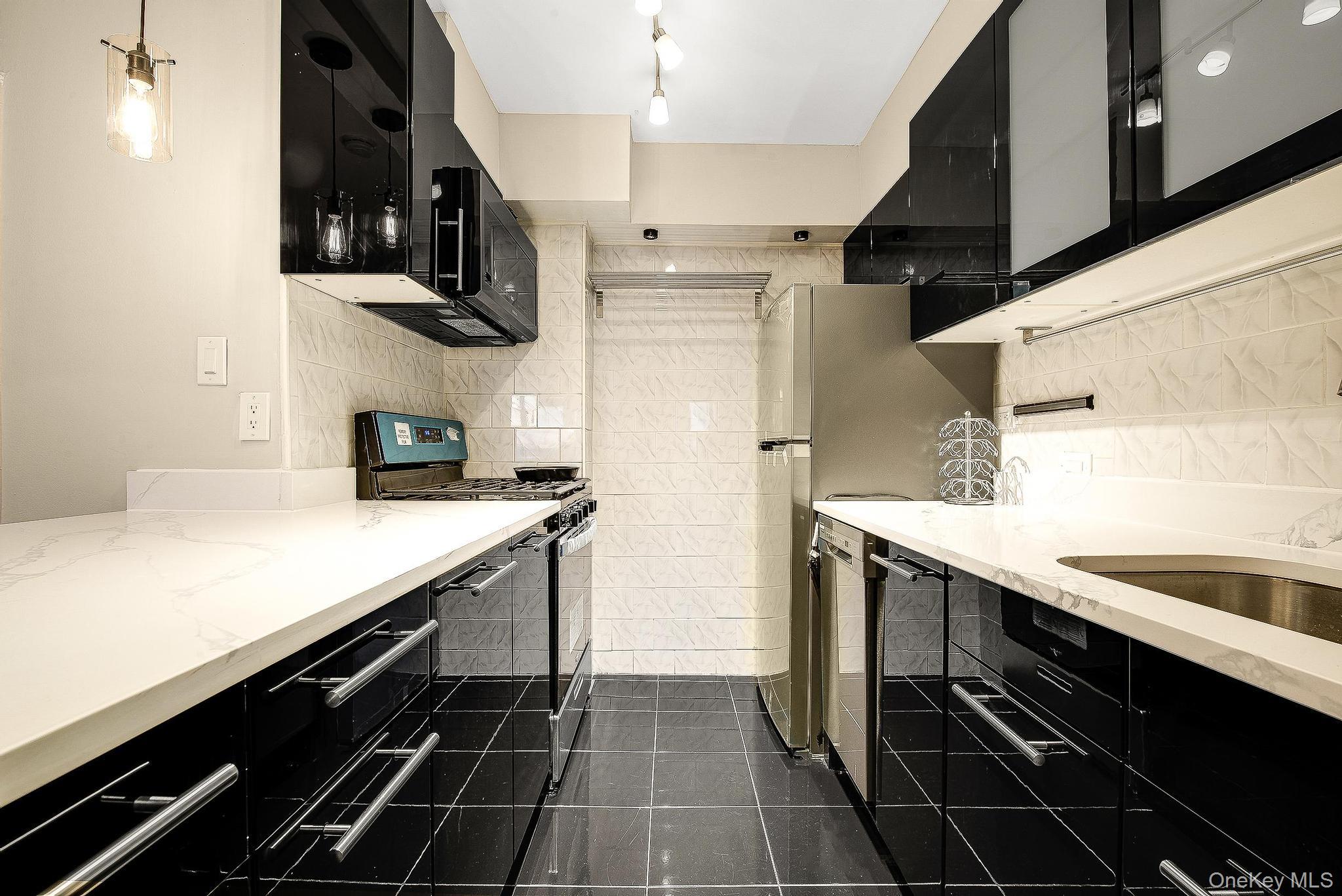 70-25 Yellowstone Boulevard, Unit 14O photo 12