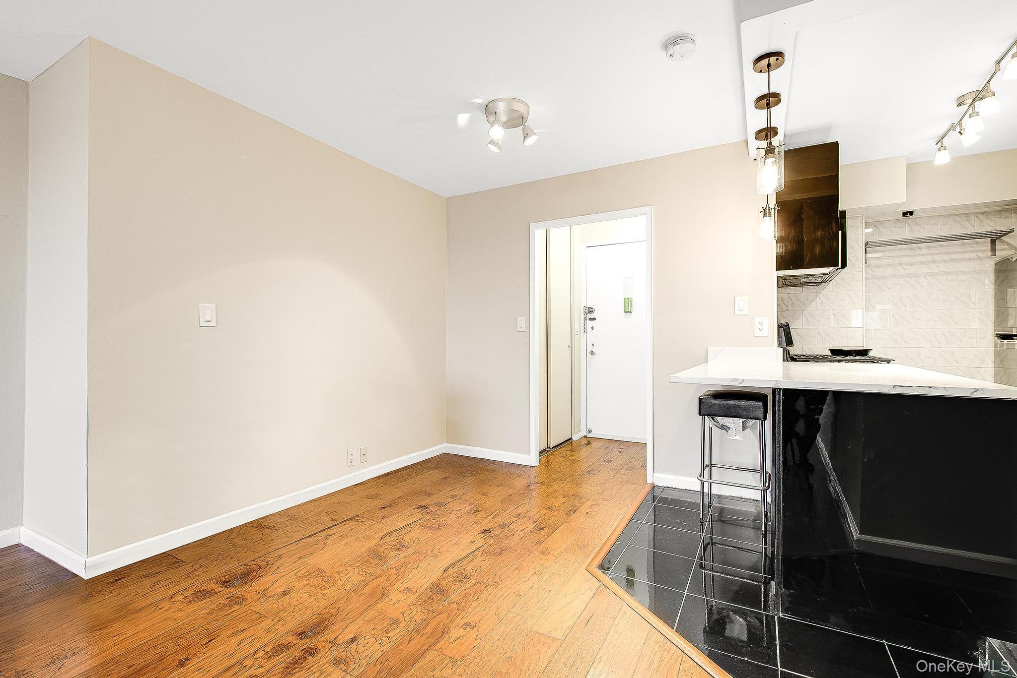 70-25 Yellowstone Boulevard, Unit 14O photo 5