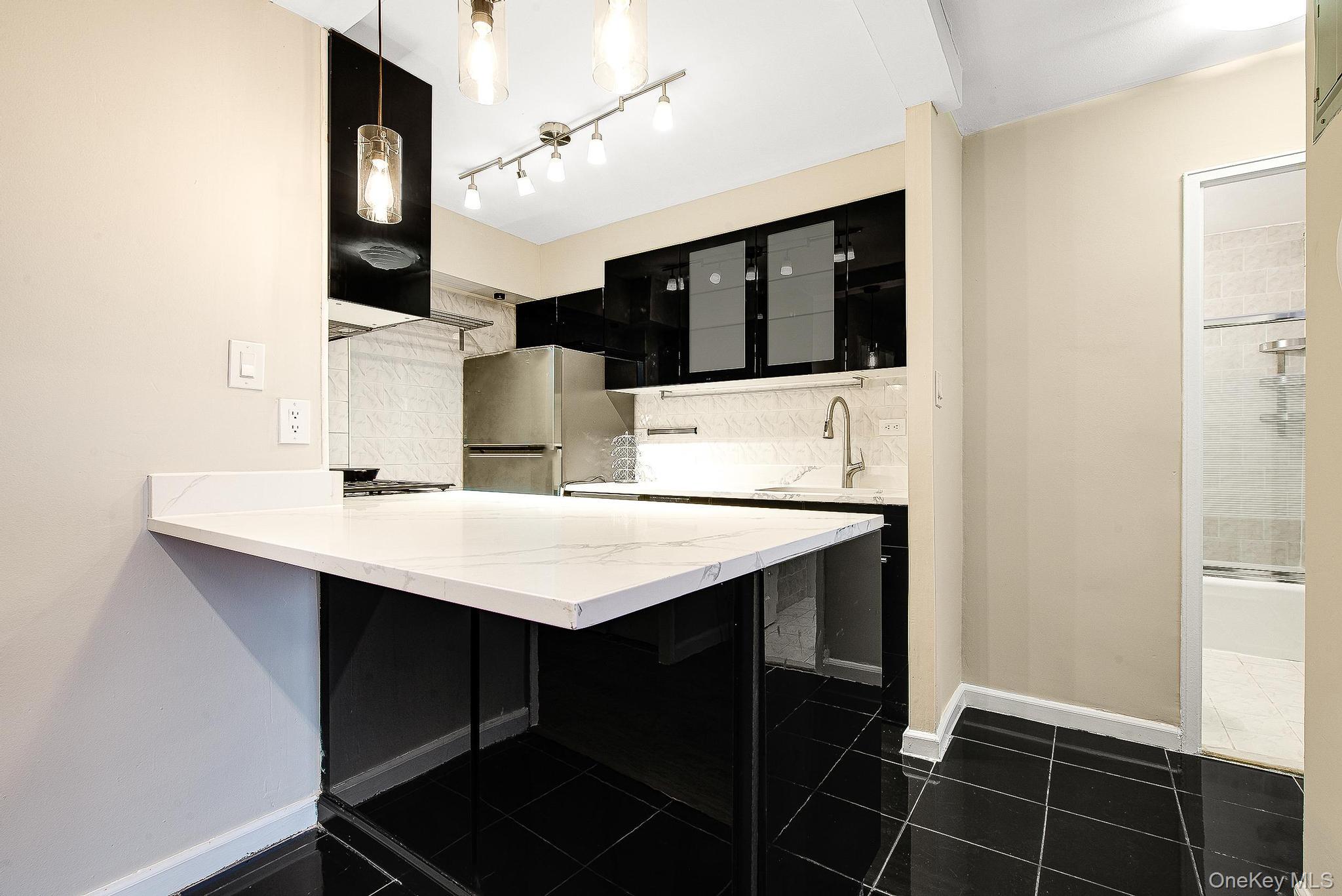 70-25 Yellowstone Boulevard, Unit 14O photo 11
