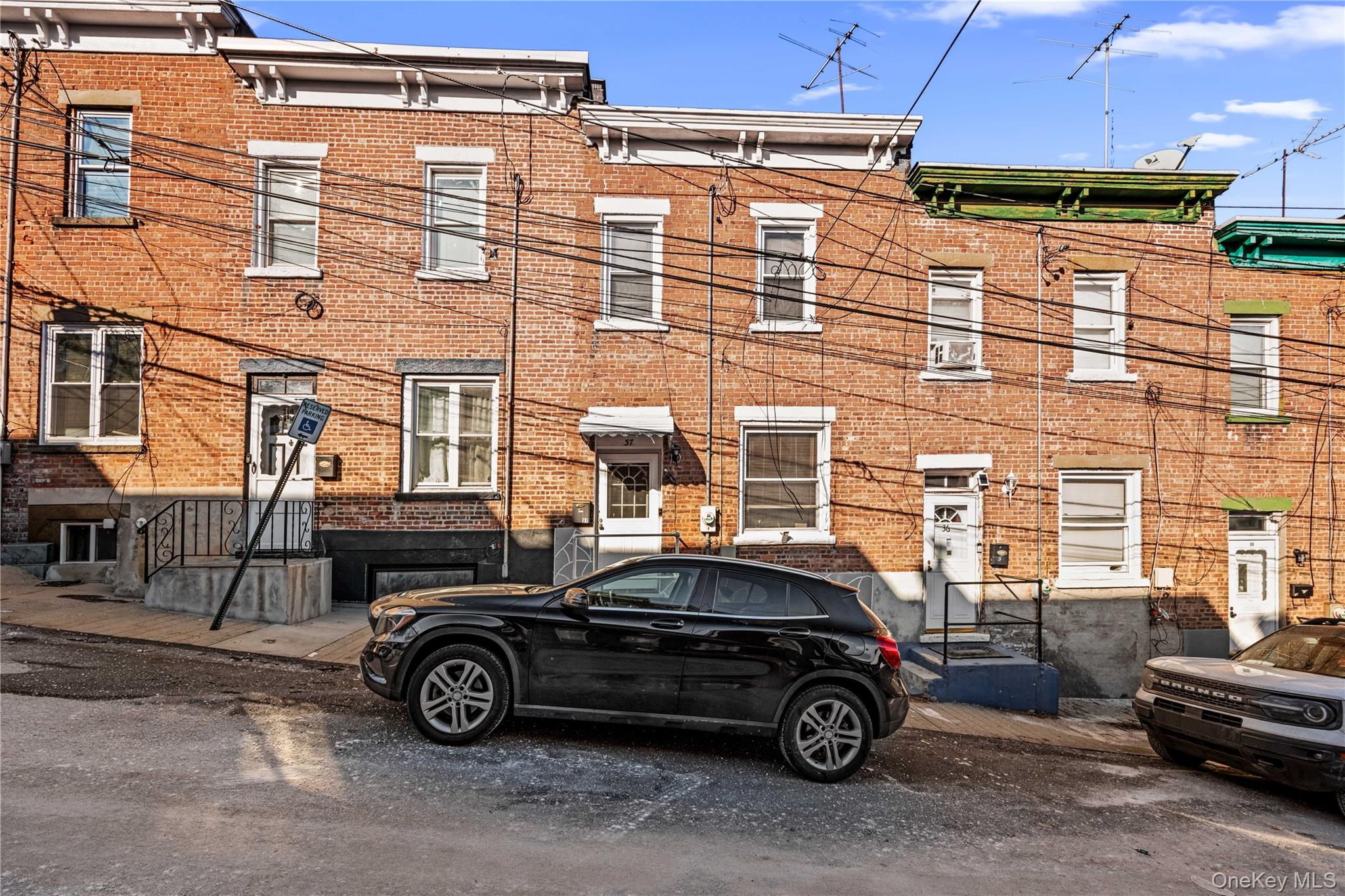 37 Moquette Row S – For Sale