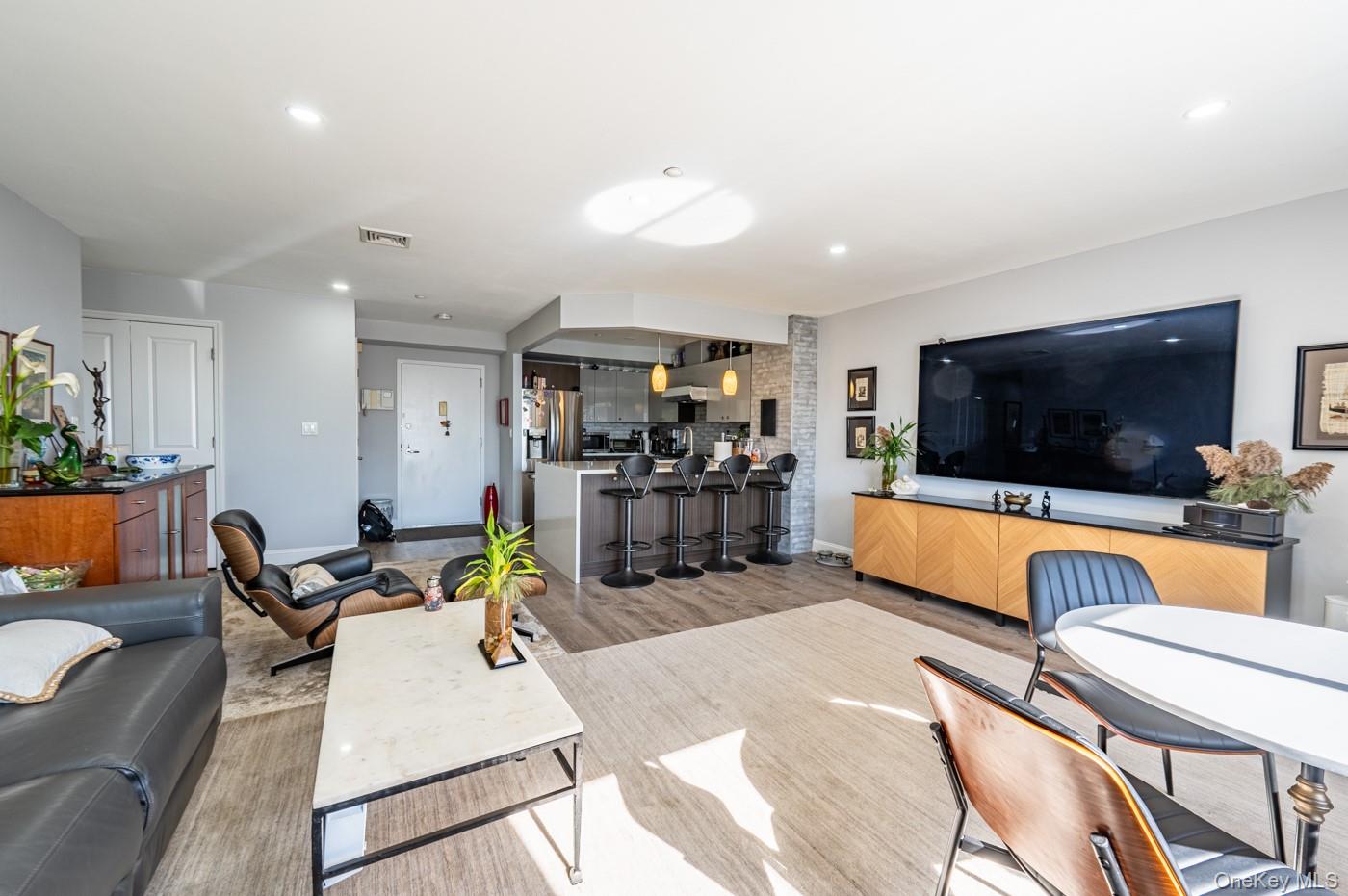 1490 Outlook Avenue, Unit 1G photo 8