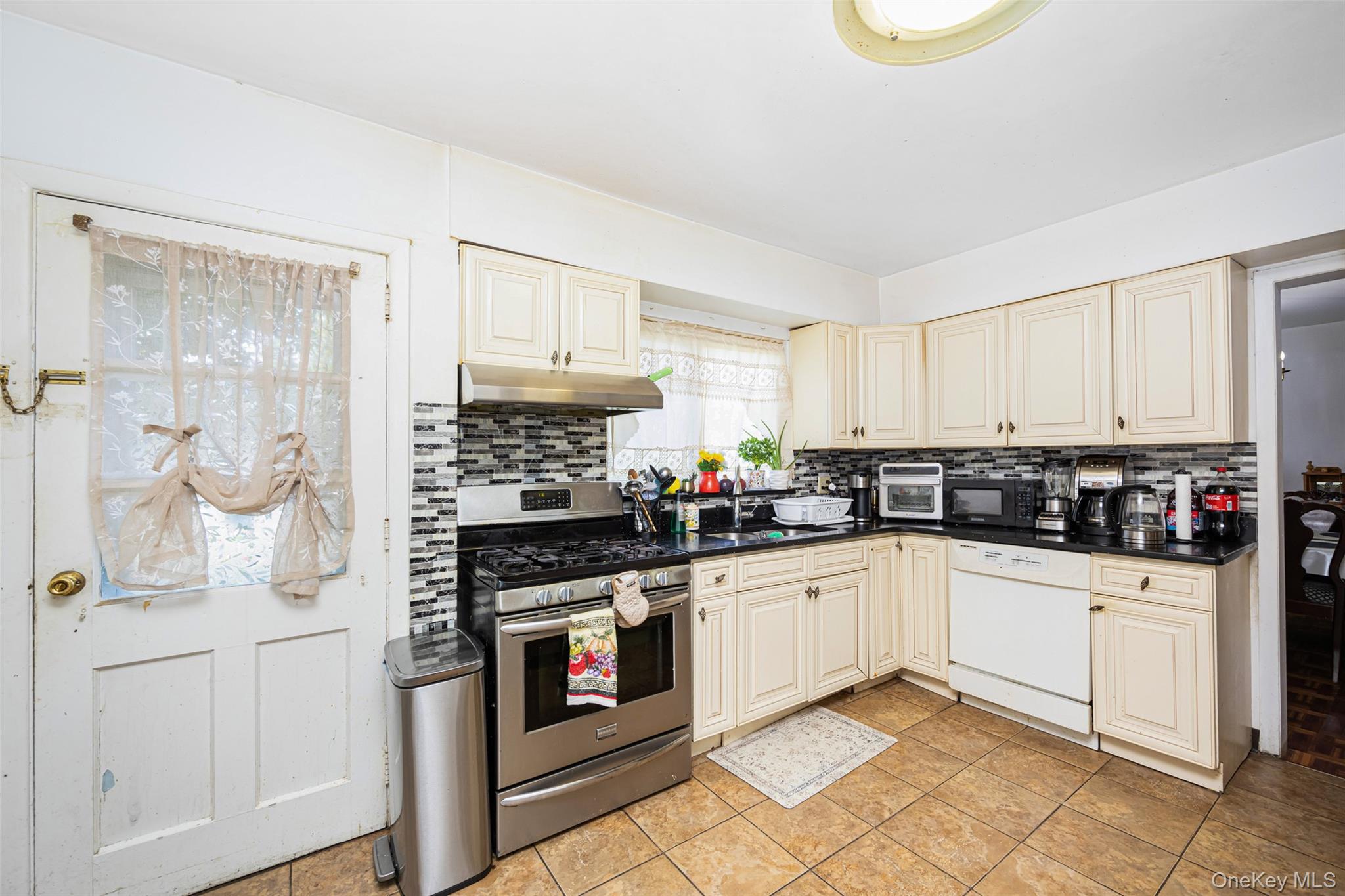 84 Middle Neck Road – For Sale photo 4