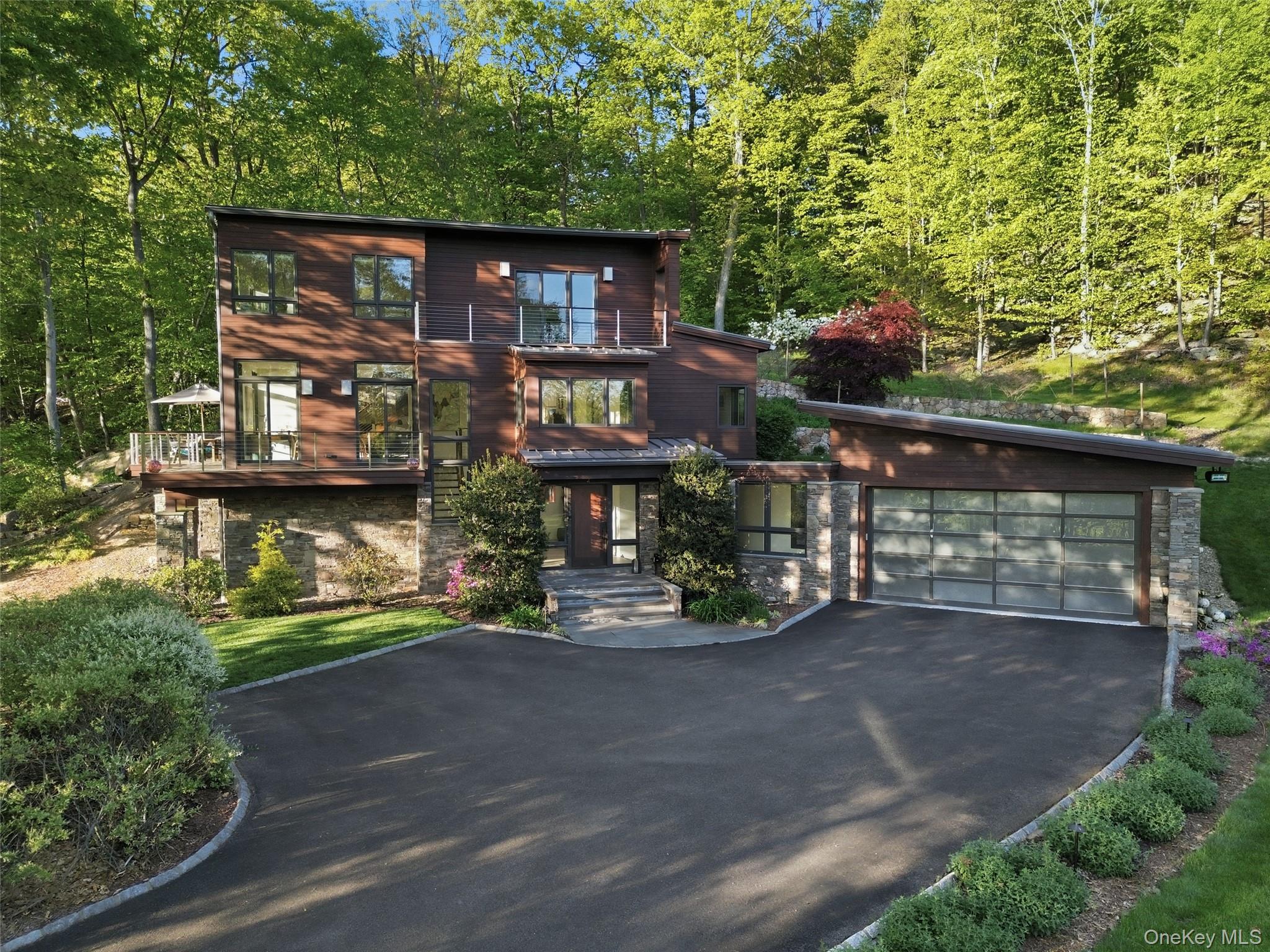 2 Lakeridge Drive – For Sale