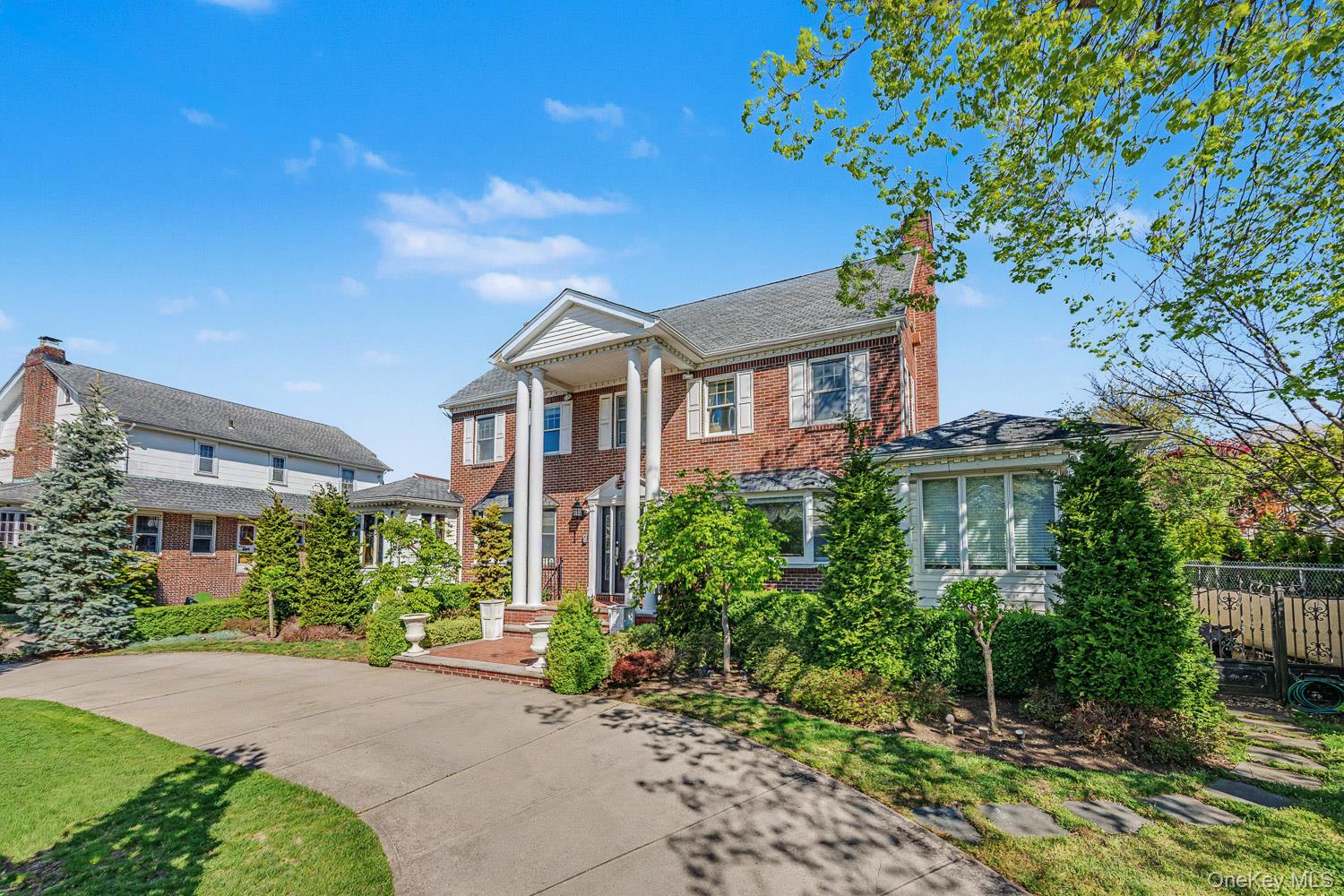 23 Center Drive – For Sale photo 2
