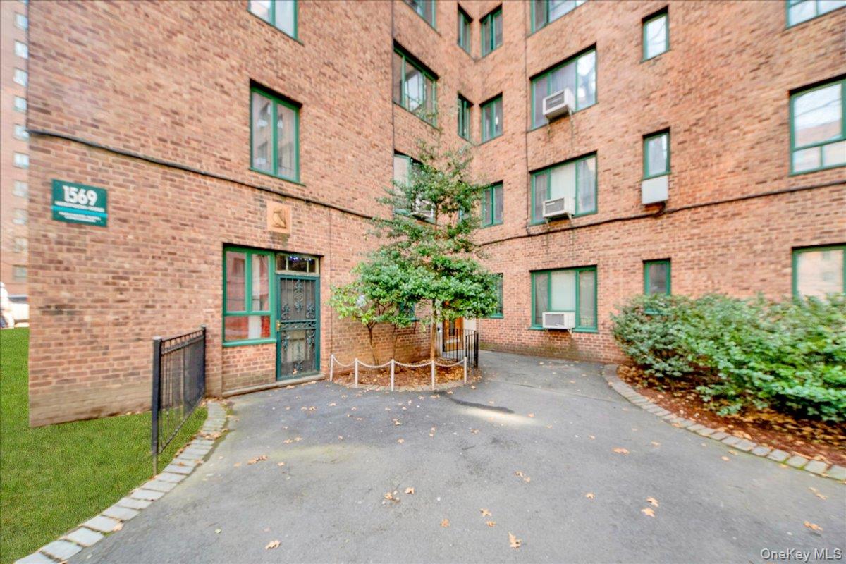 1569 Metropolitan Avenue, Unit 4g