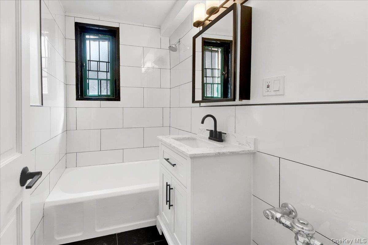 1569 Metropolitan Avenue, Unit 4g photo 4
