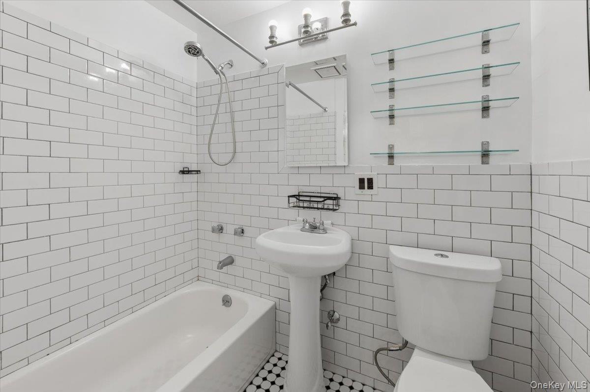 3935 Blackstone Avenue, Unit 10D photo 7