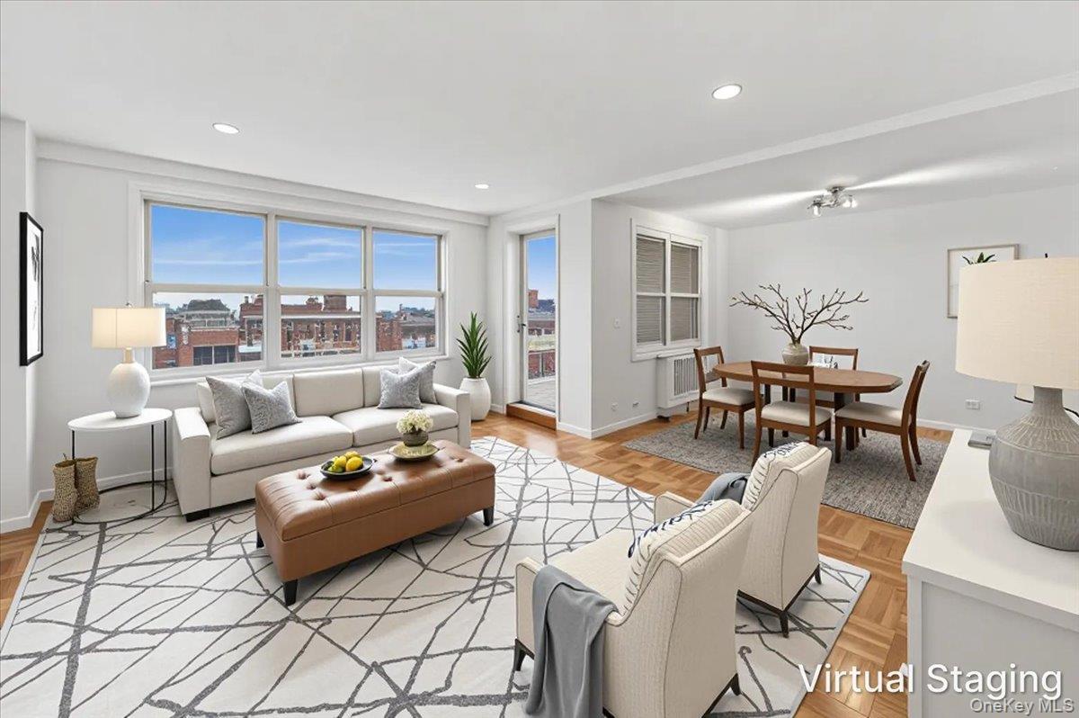 3935 Blackstone Avenue, Unit 10D photo 2
