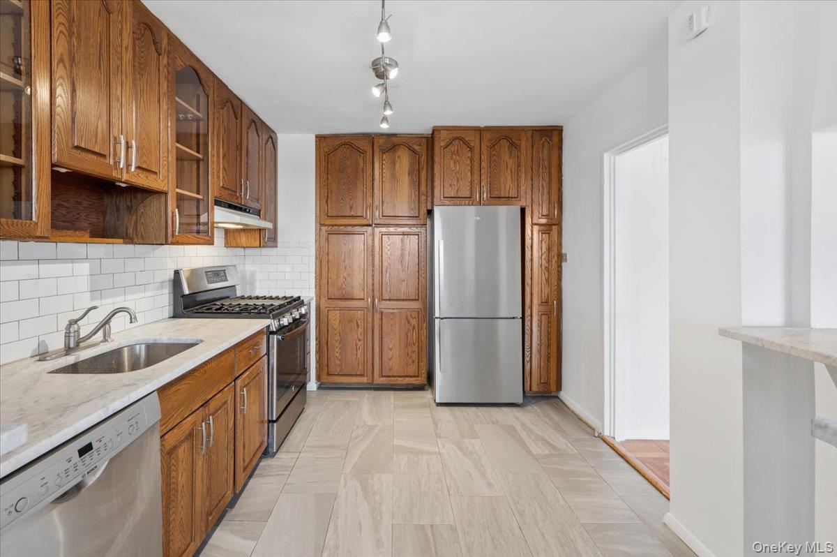 3935 Blackstone Avenue, Unit 10D photo 6