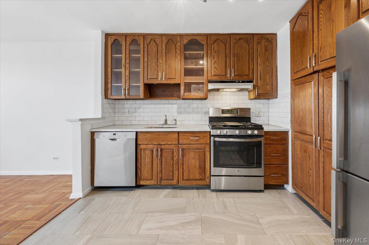3935 Blackstone Avenue, Unit 10D photo 5