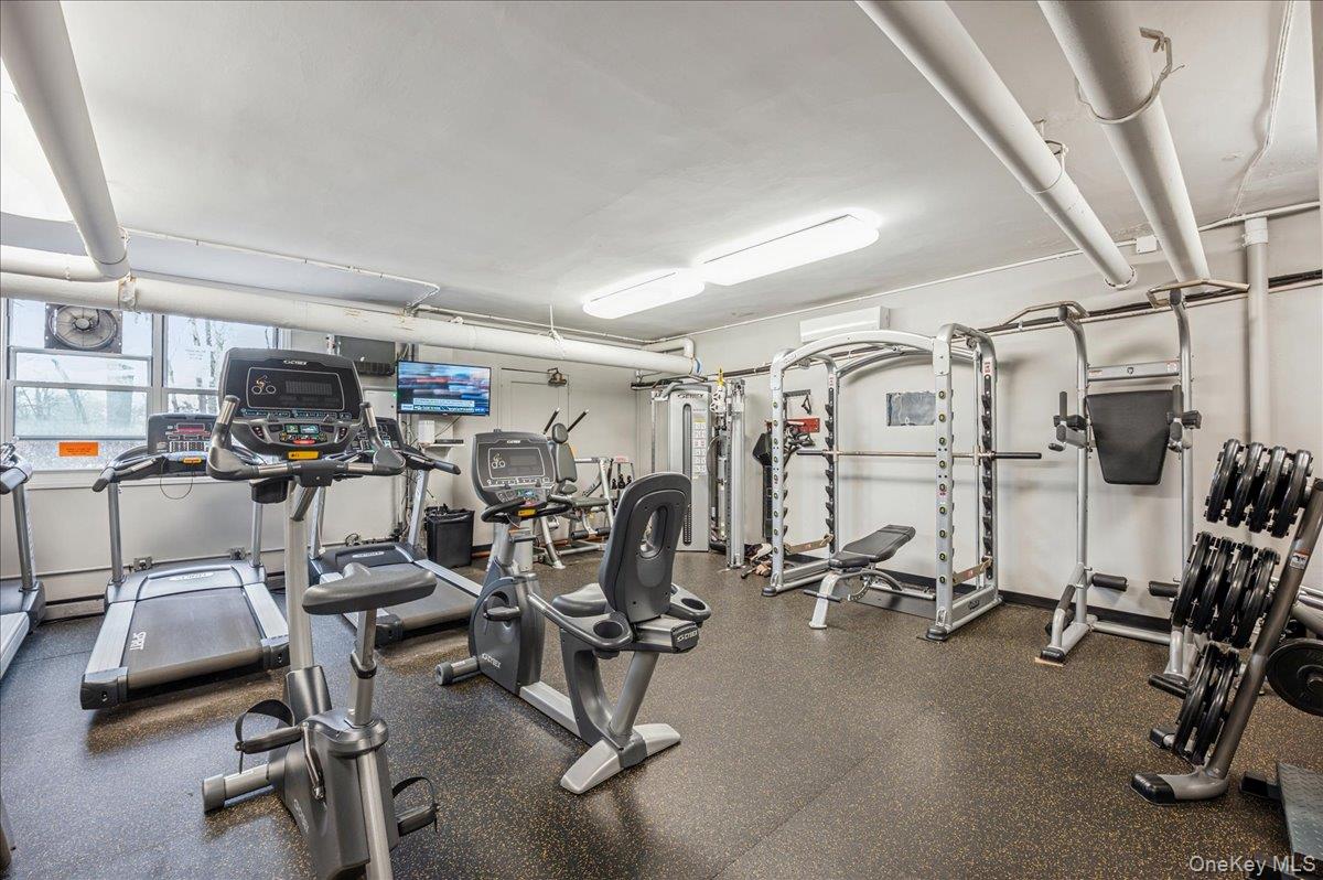 3935 Blackstone Avenue, Unit 10D photo 15