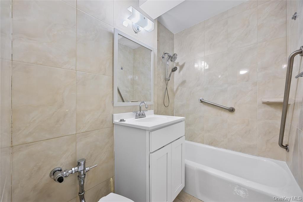 142-05 Roosevelt Avenue, Unit 331 photo 10