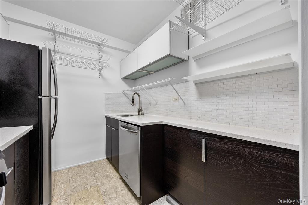 142-05 Roosevelt Avenue, Unit 331 photo 13