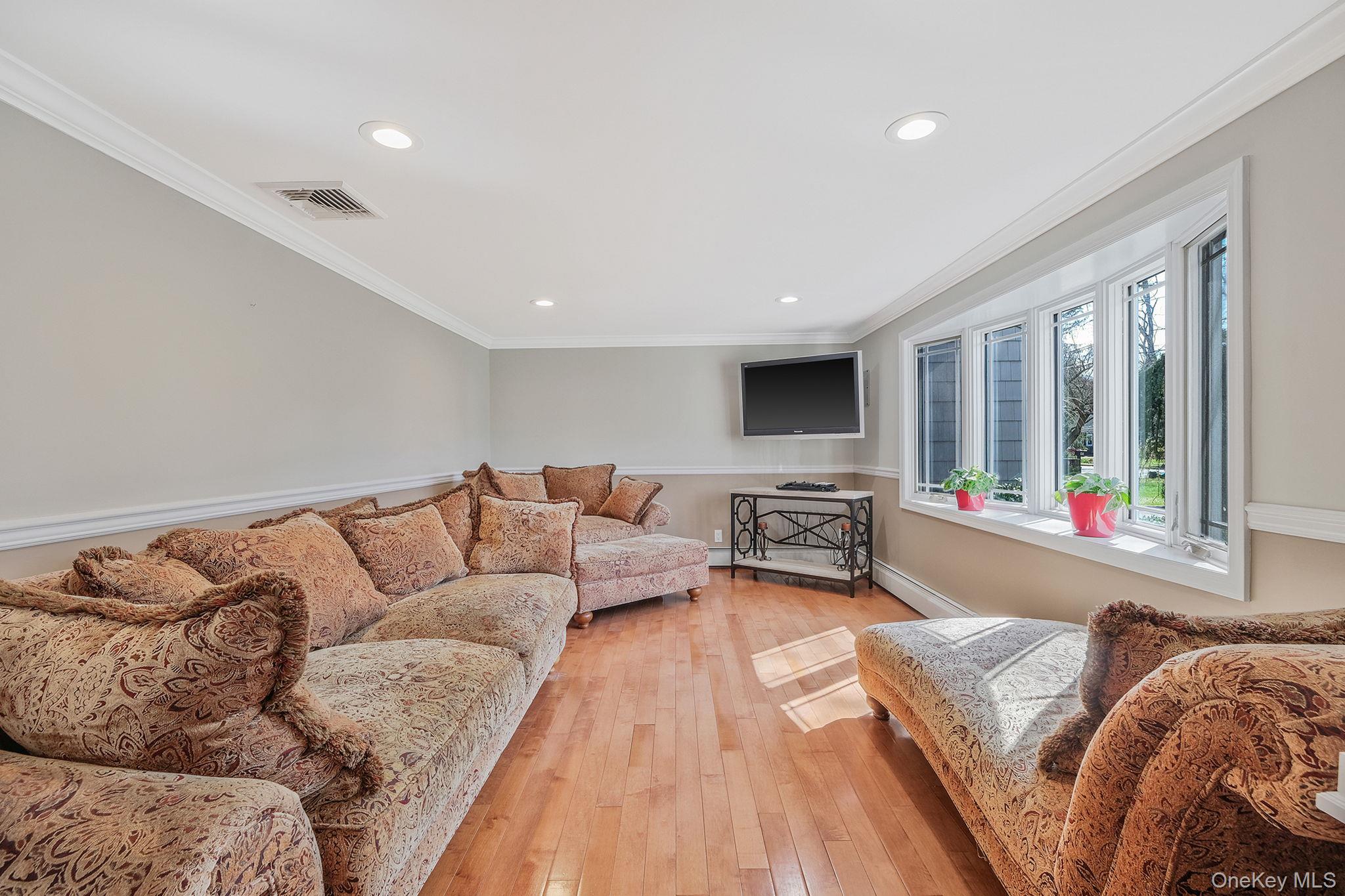 43 Hallock Avenue – For Sale photo 9