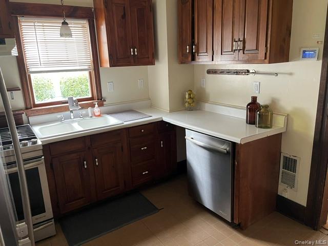 10 Oakwood Boulevard – For Sale photo 17