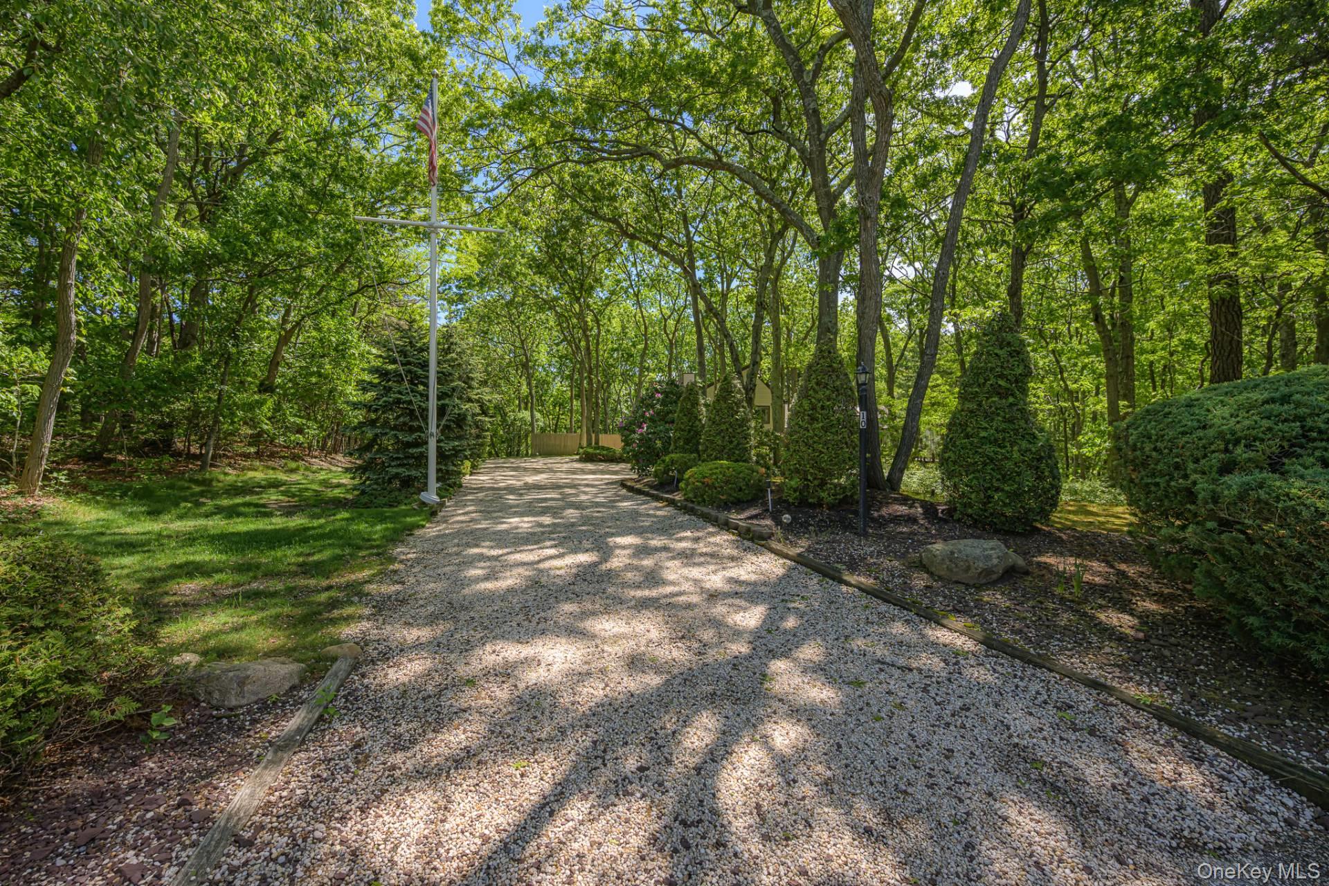 10 Debbie Trail – For Sale photo 3