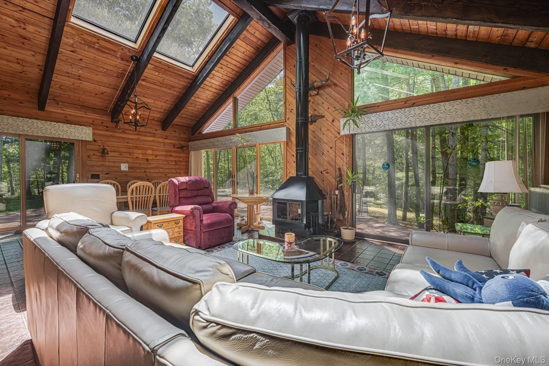 10 Debbie Trail – For Sale photo 4
