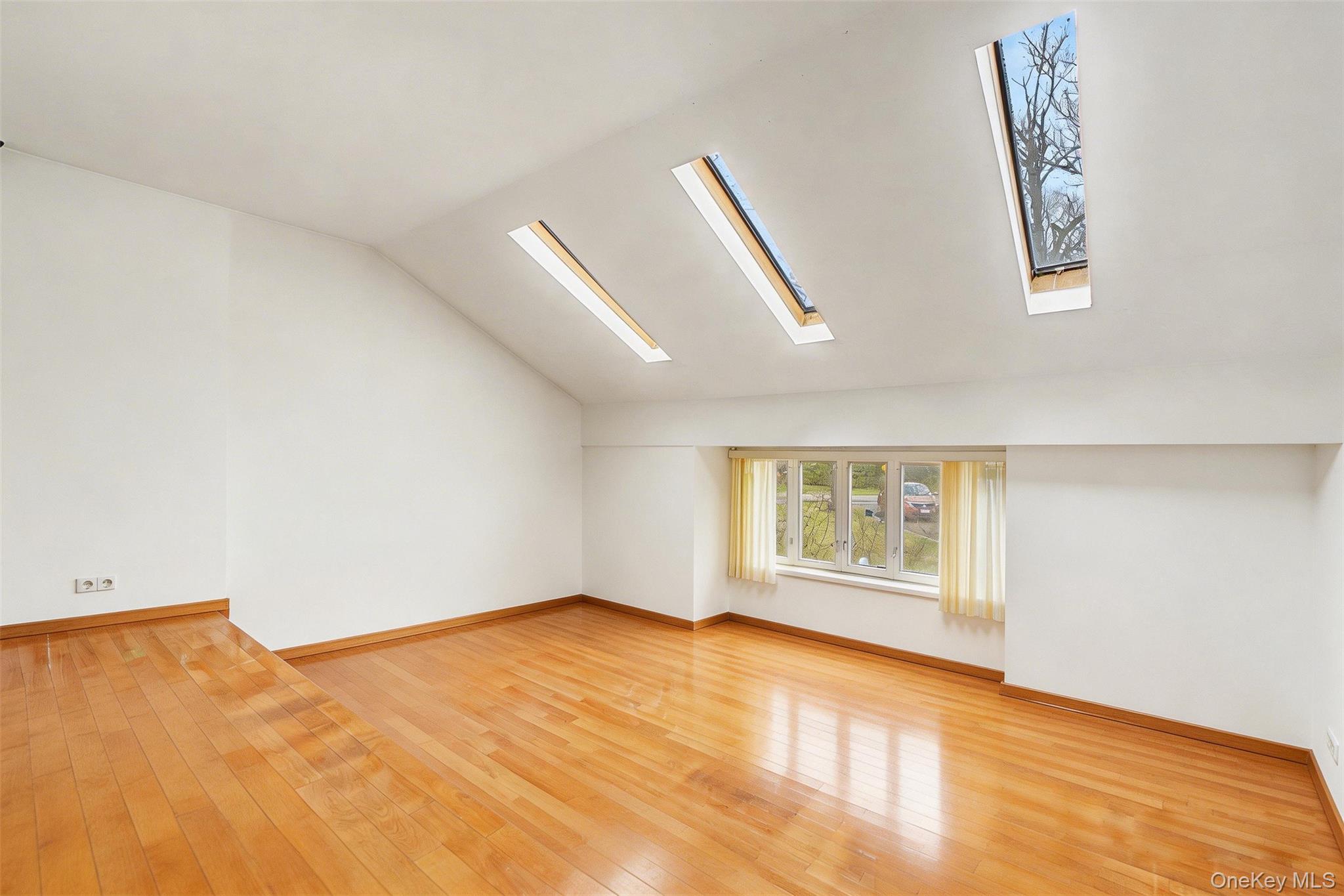 71 Horace Harding Boulevard – For Sale photo 4