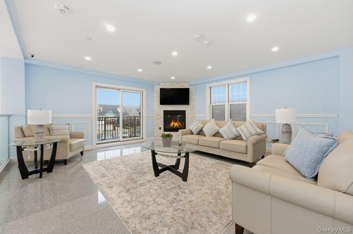 661 W Broadway, Unit 401 photo 4