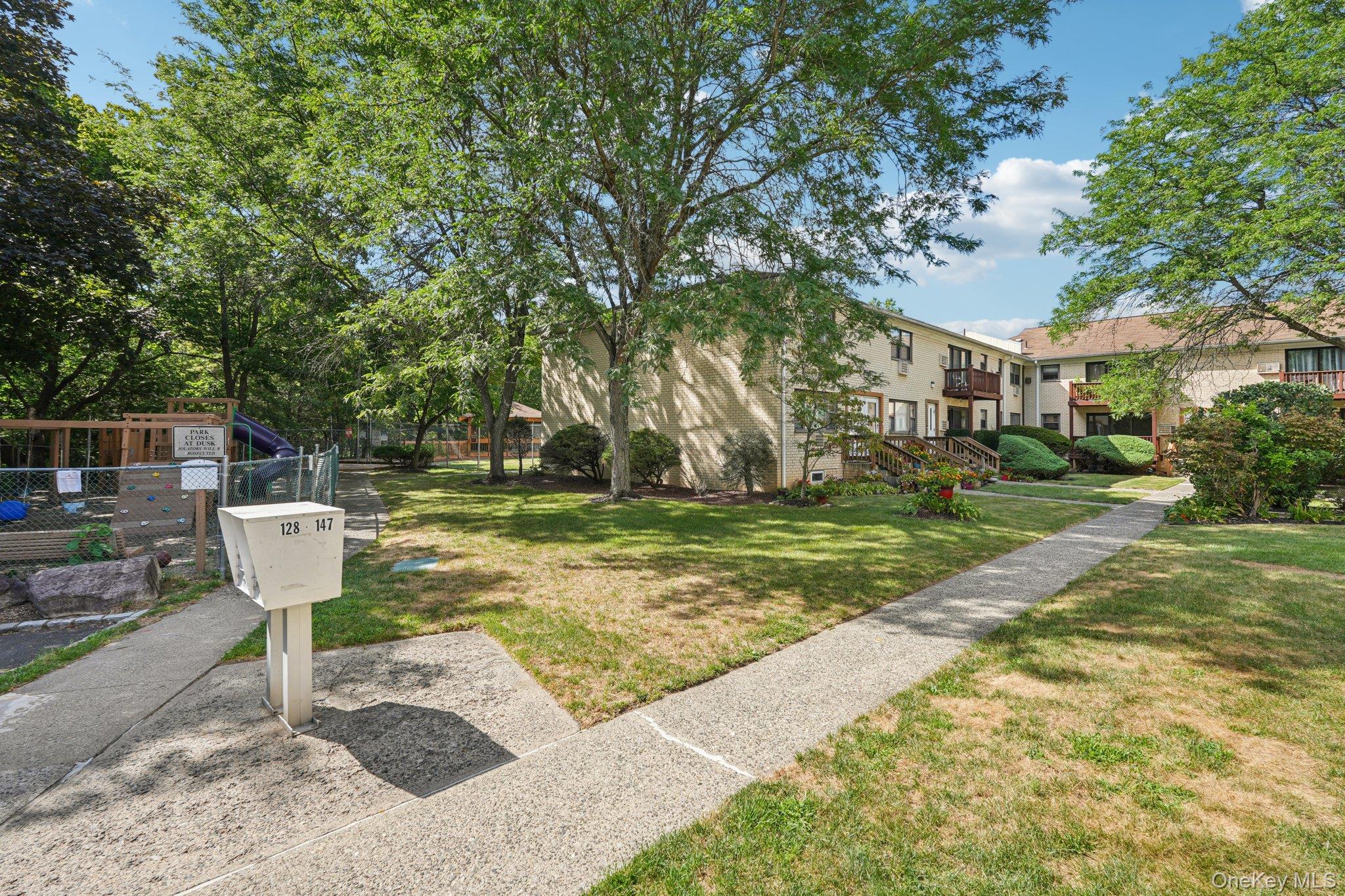 148 Sneden Place W, Unit 148 photo 2