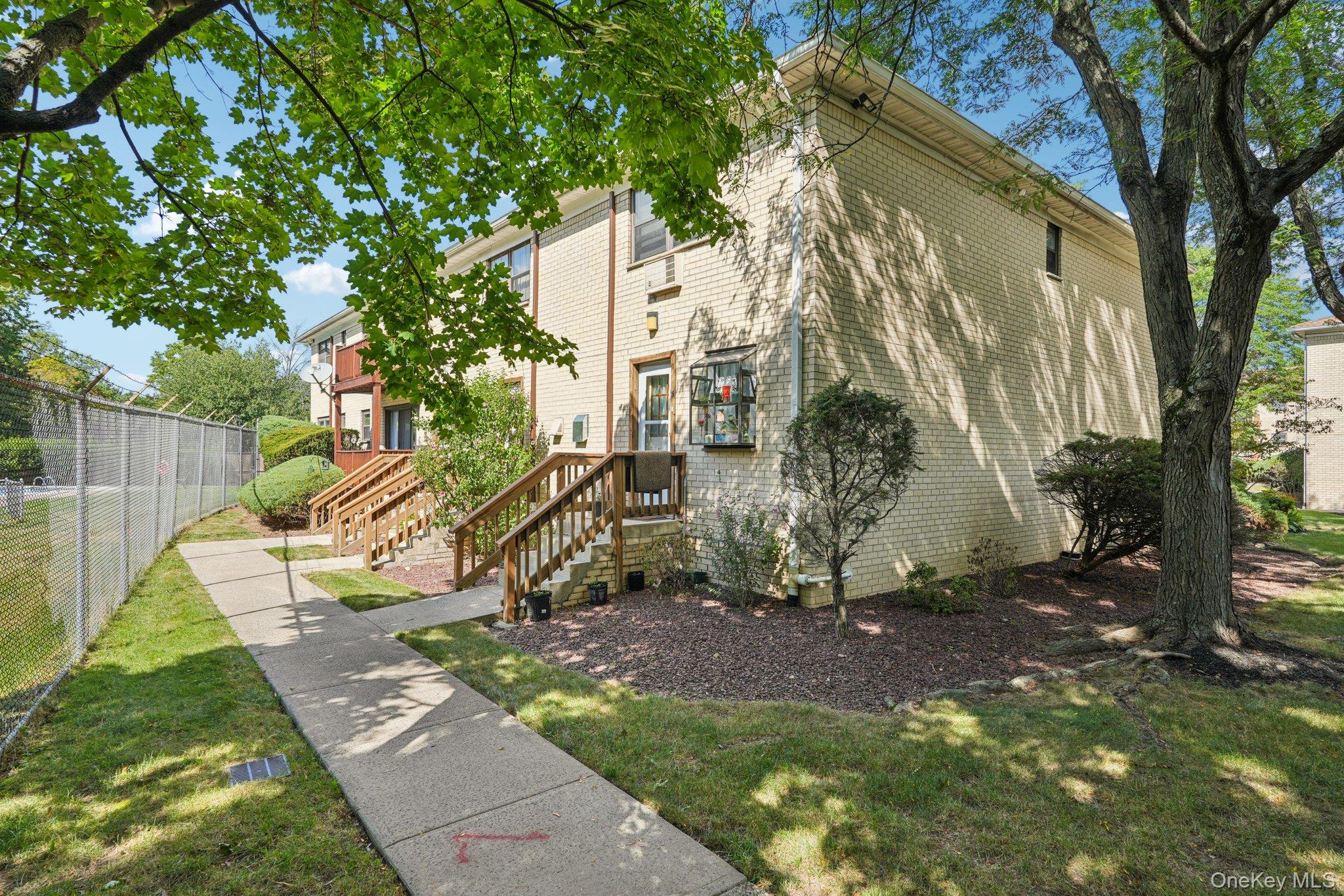 148 Sneden Place W, Unit 148 photo 5