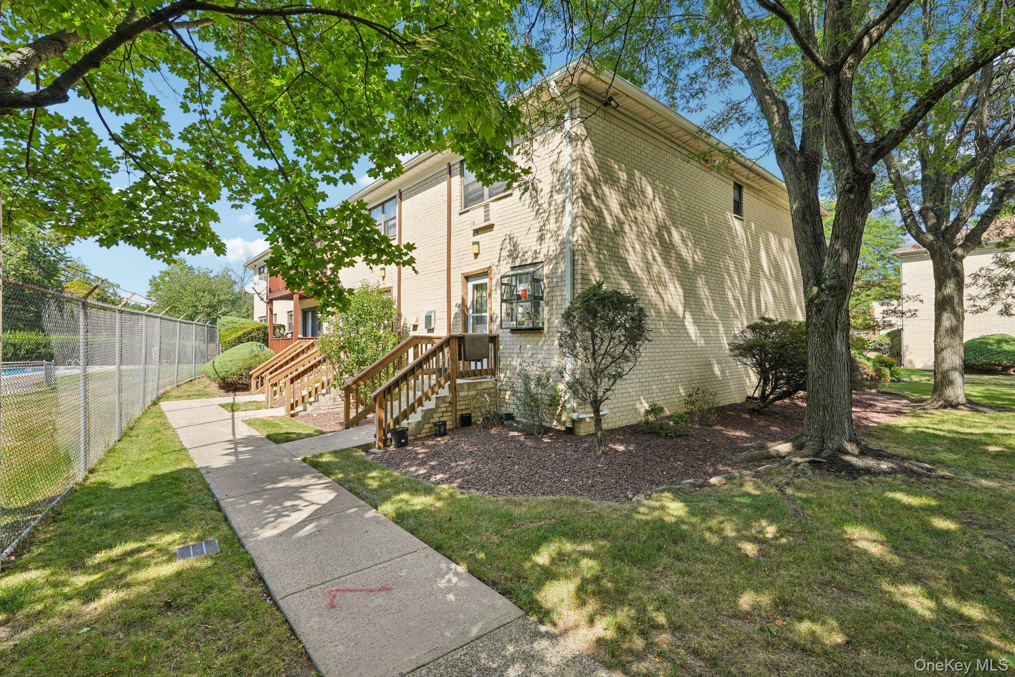 148 Sneden Place W, Unit 148 photo 3
