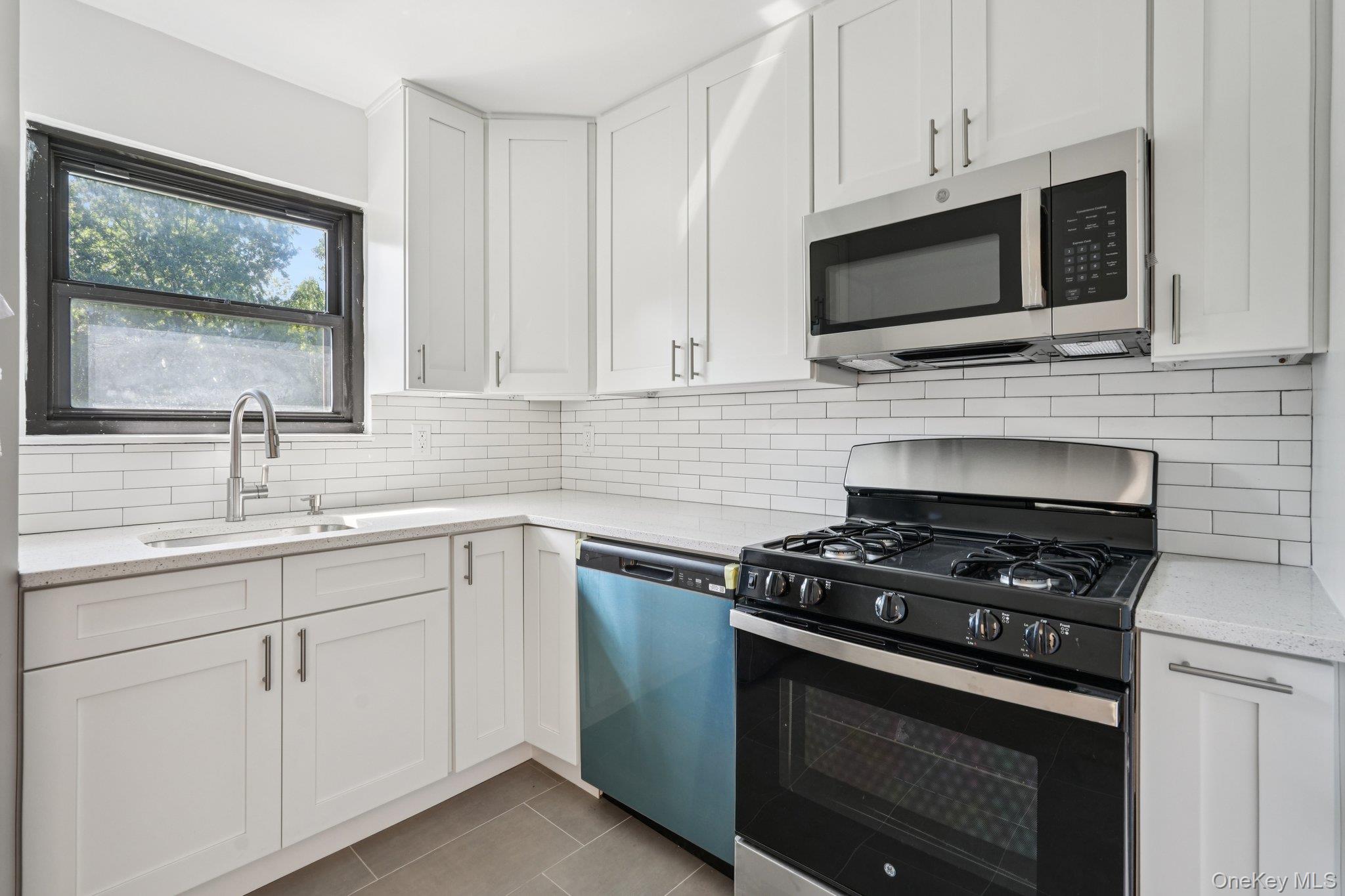 148 Sneden Place W, Unit 148 photo 24