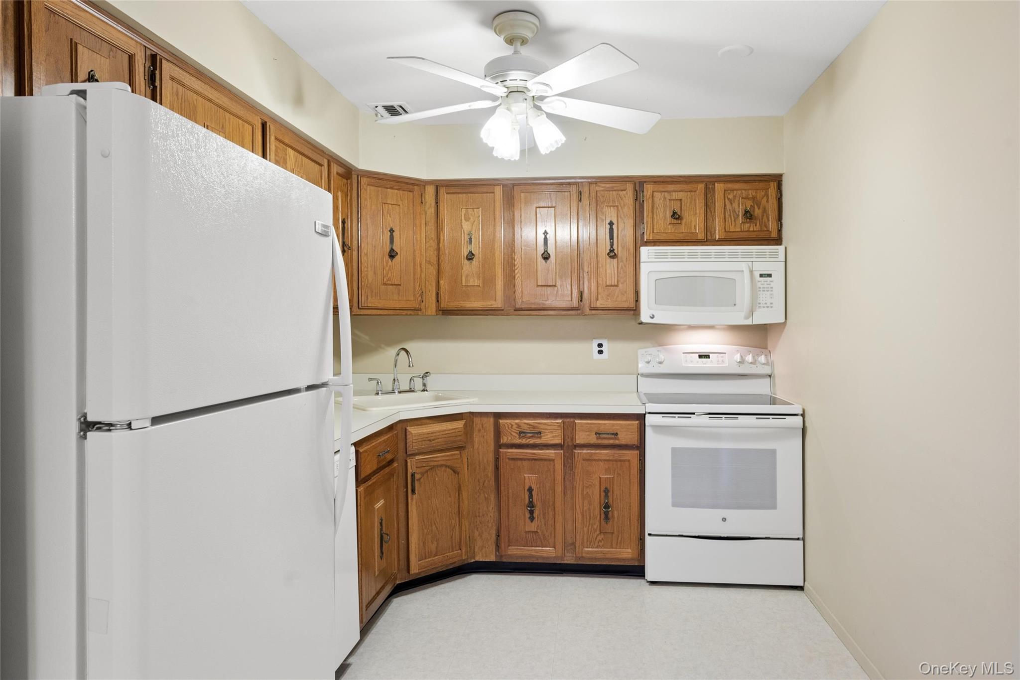 100 Cambridge Drive, Unit 100 photo 34