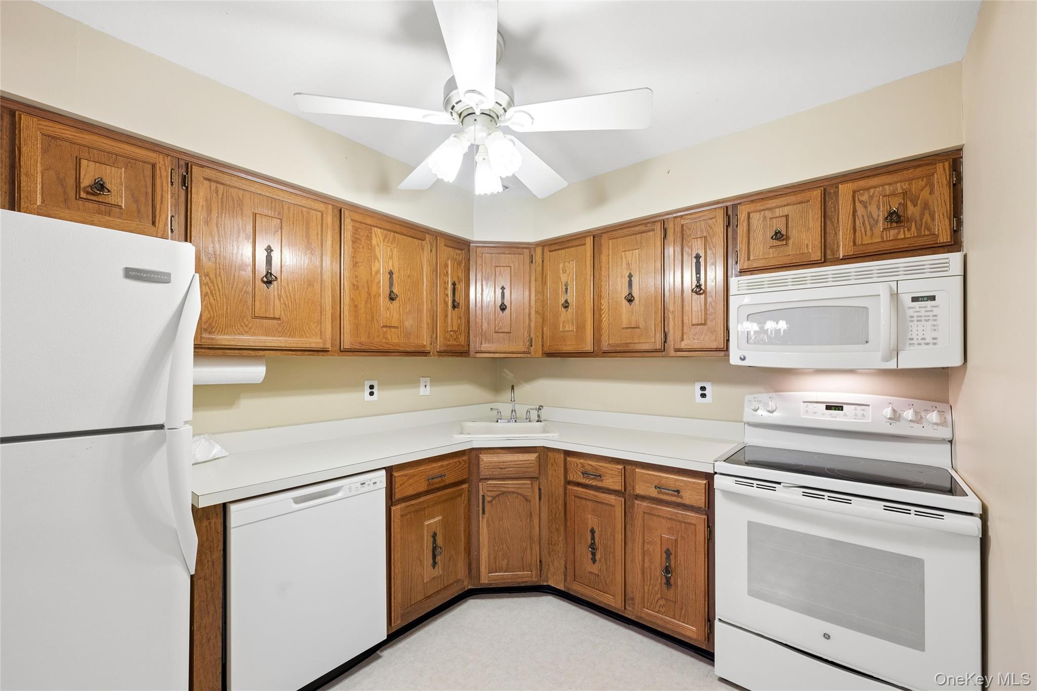 100 Cambridge Drive, Unit 100 photo 33