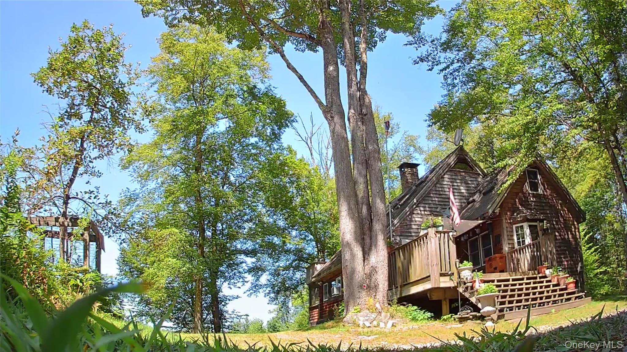 885 Grandview Road – For Sale