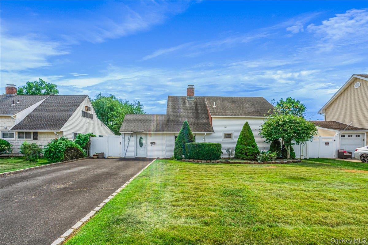 236 Duckpond Drive S – For Sale photo 2