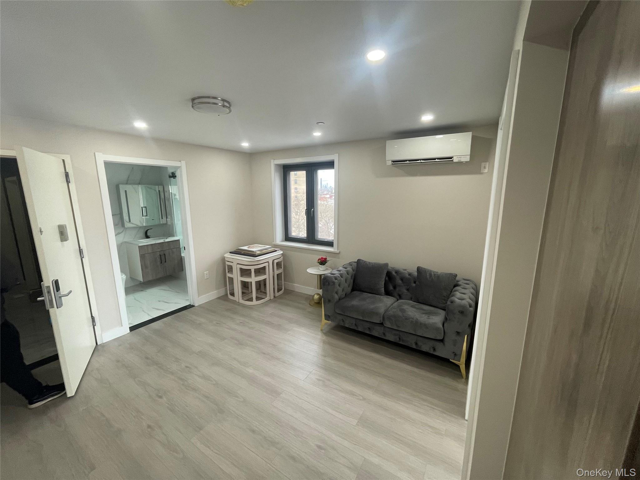1546 Broadway, Unit 4B photo 4