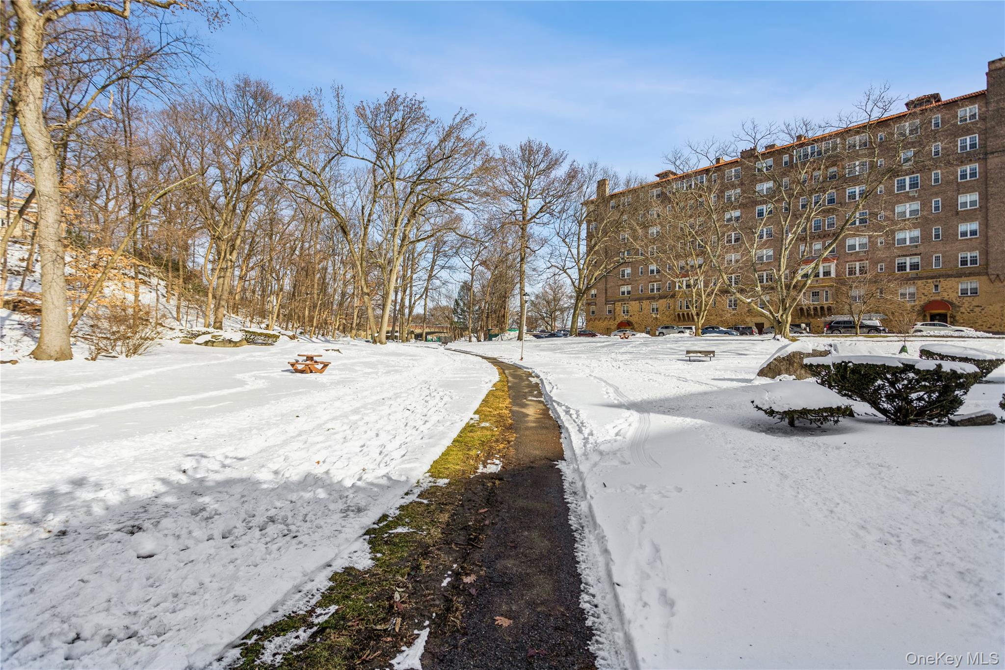 35 N Chatsworth Avenue, Unit 1J photo 12