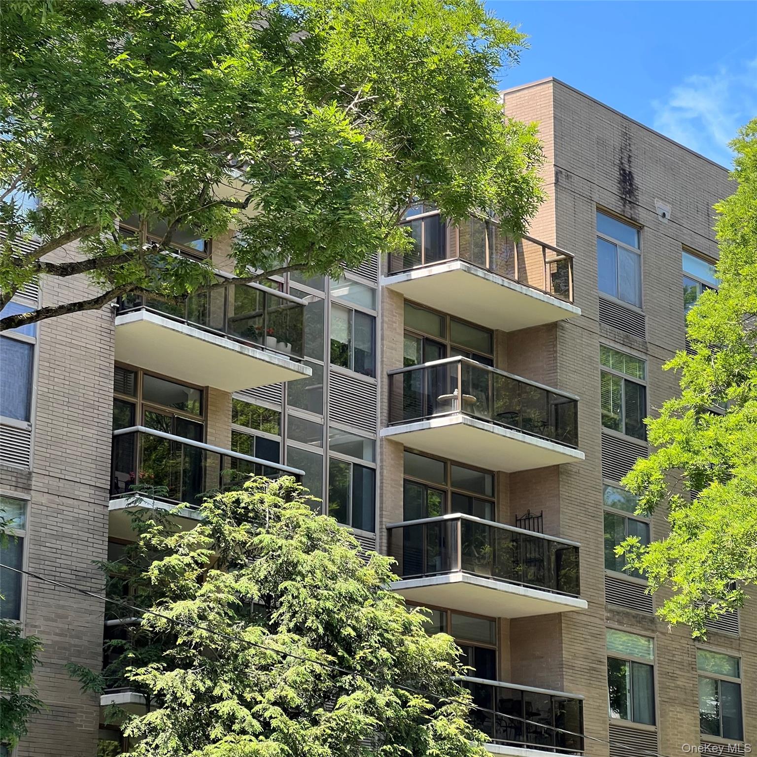 35 N Chatsworth Avenue, Unit 1J photo 8