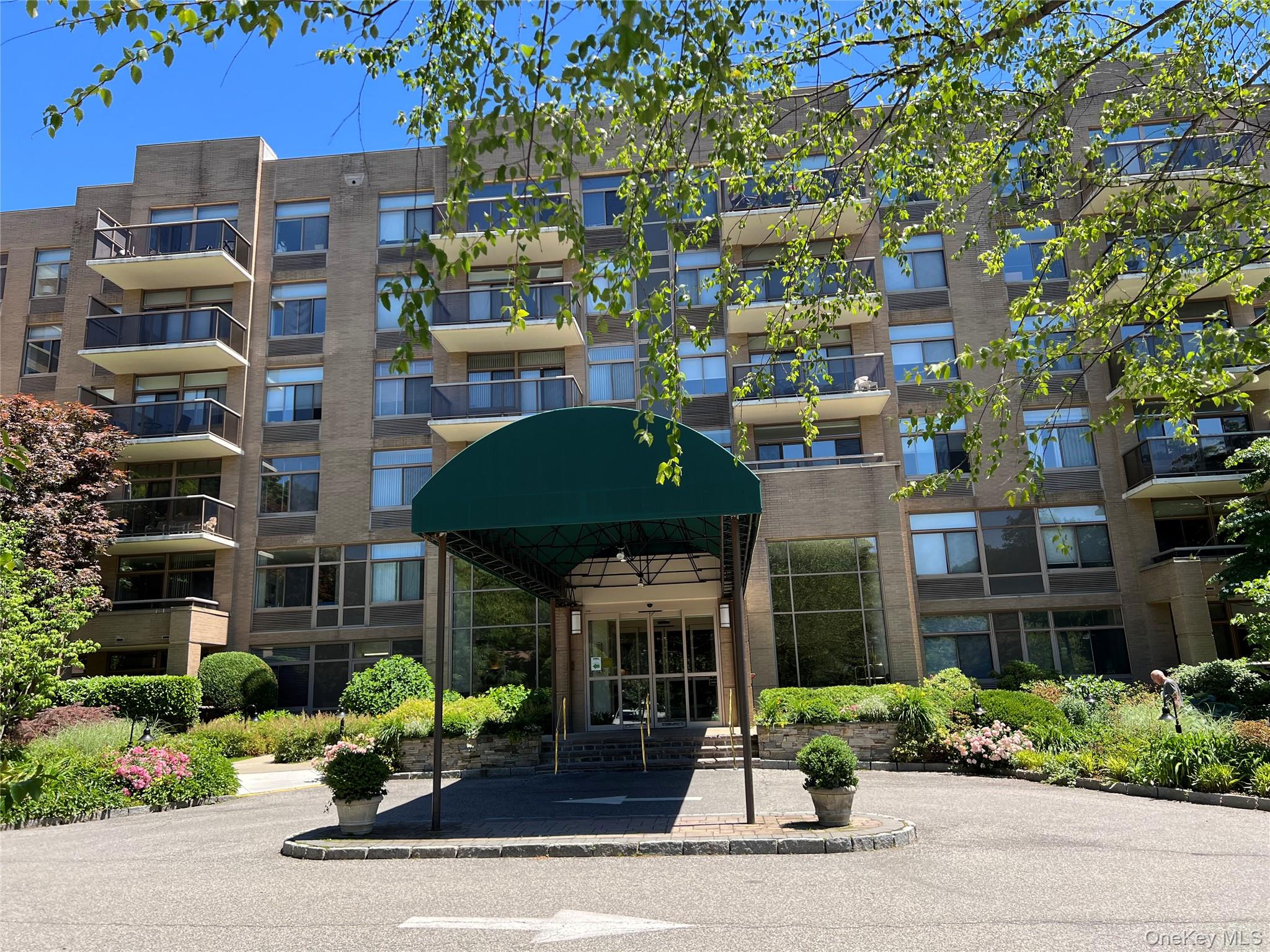 35 N Chatsworth Avenue, Unit 1J photo 5