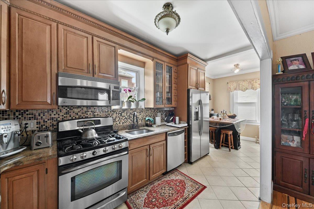 2445 Yates Avenue – For Sale photo 16