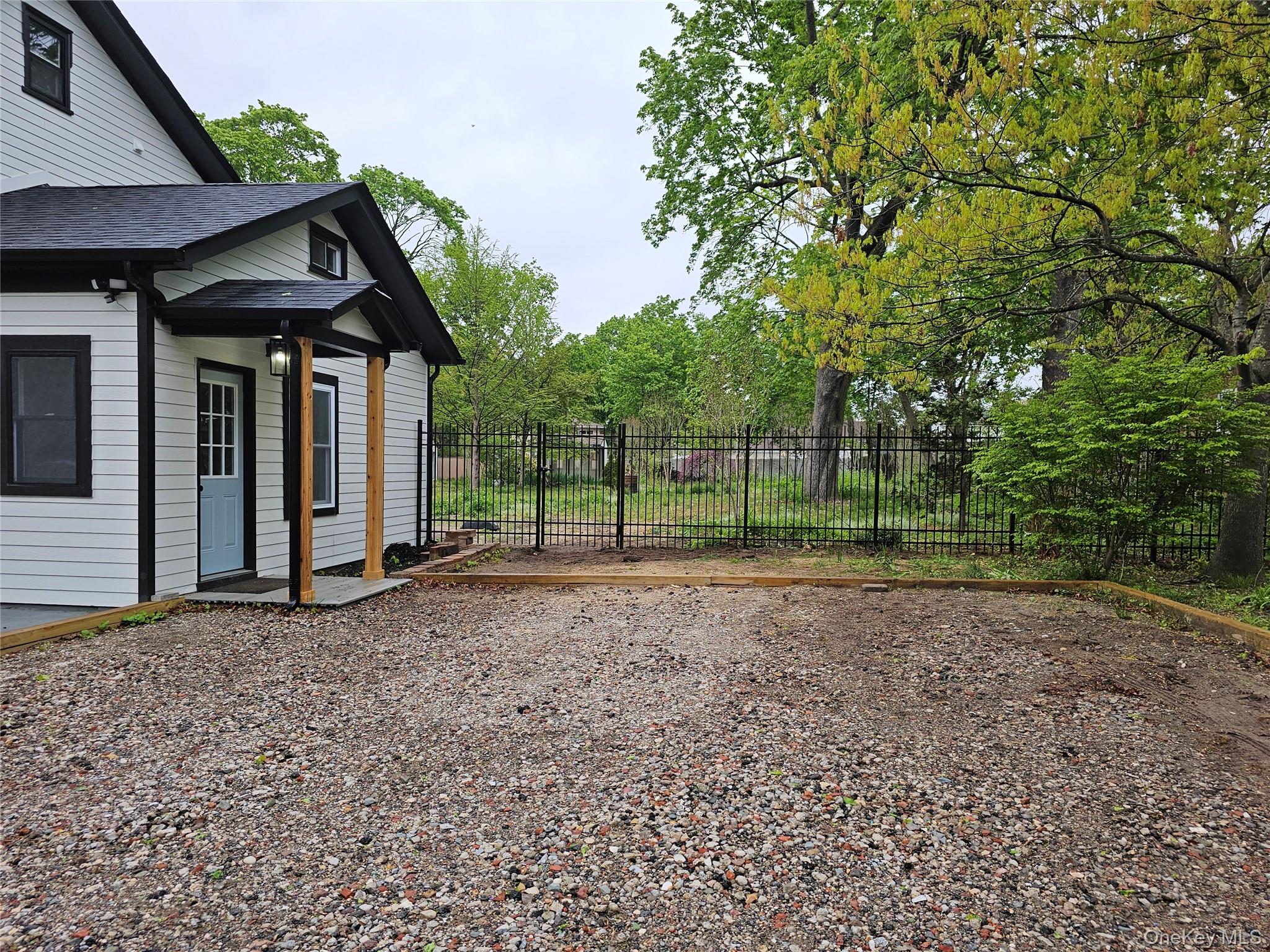 485 Long Island Avenue – For Sale photo 3