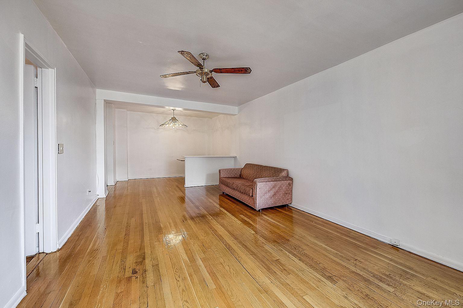 142-05 Roosevelt Avenue, Unit 521 photo 5