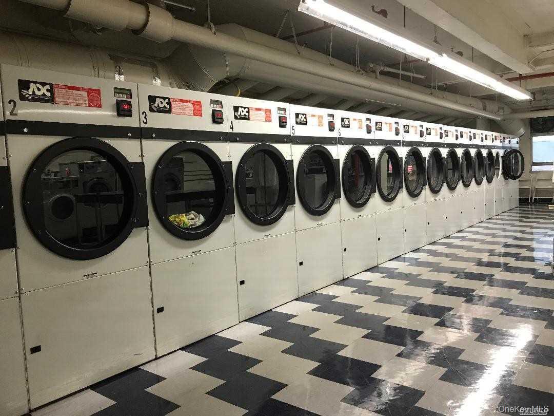 142-05 Roosevelt Avenue, Unit 521 photo 9