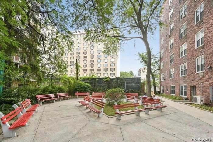 142-05 Roosevelt Avenue, Unit 521 photo 3
