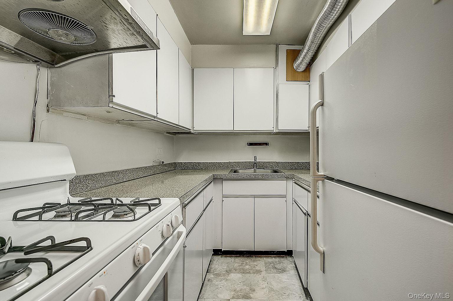 142-05 Roosevelt Avenue, Unit 521 photo 6