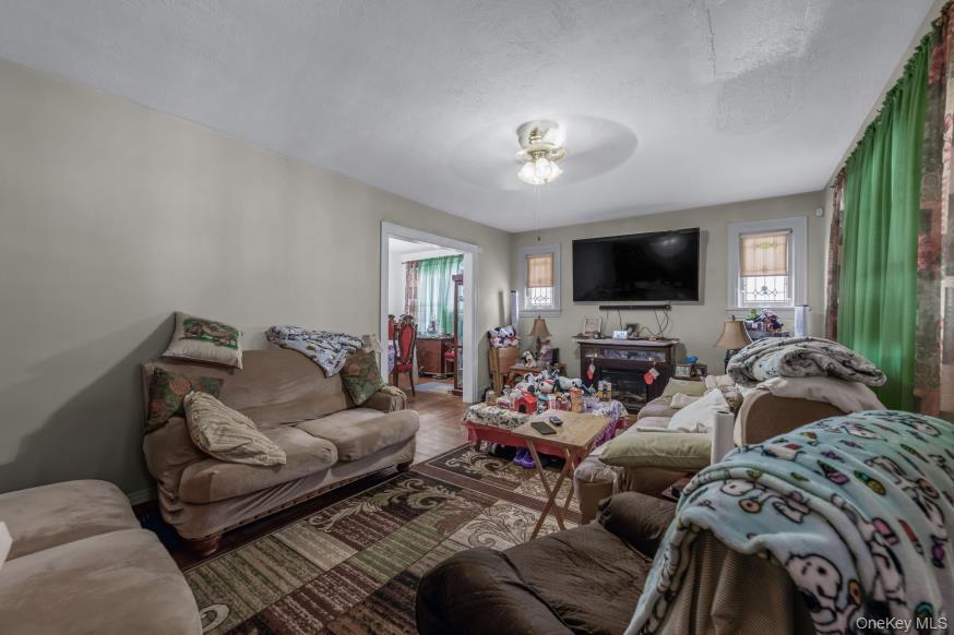 20 Nassau Boulevard – For Sale photo 4
