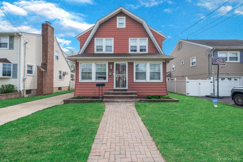 20 Nassau Boulevard – For Sale