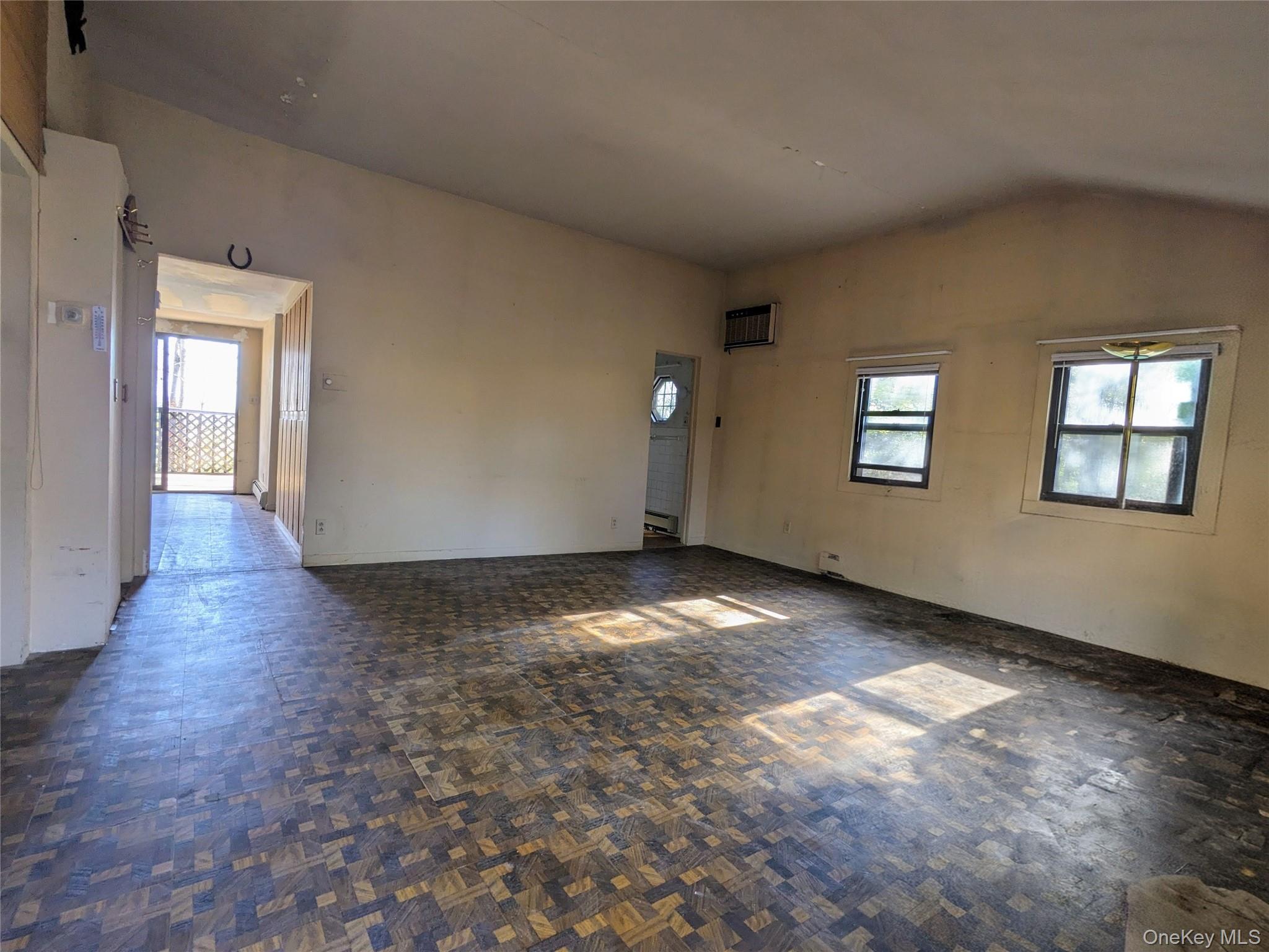 33 E Tusten Place – For Sale photo 16