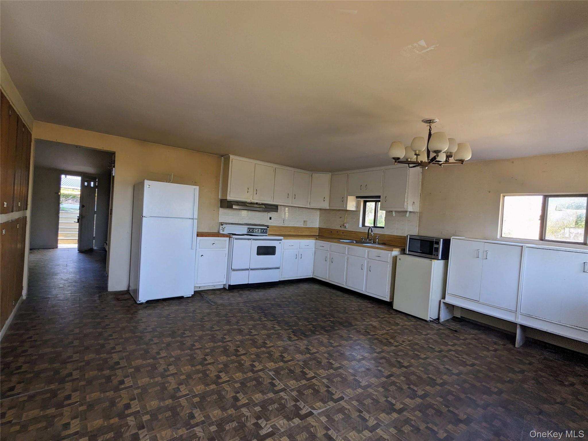 33 E Tusten Place – For Sale photo 9