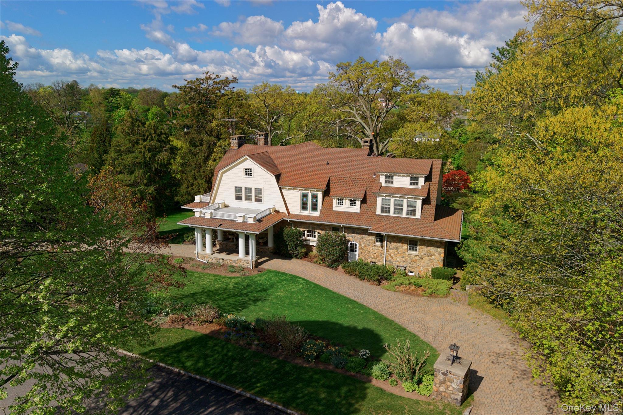 25 West Drive – For Sale photo 4