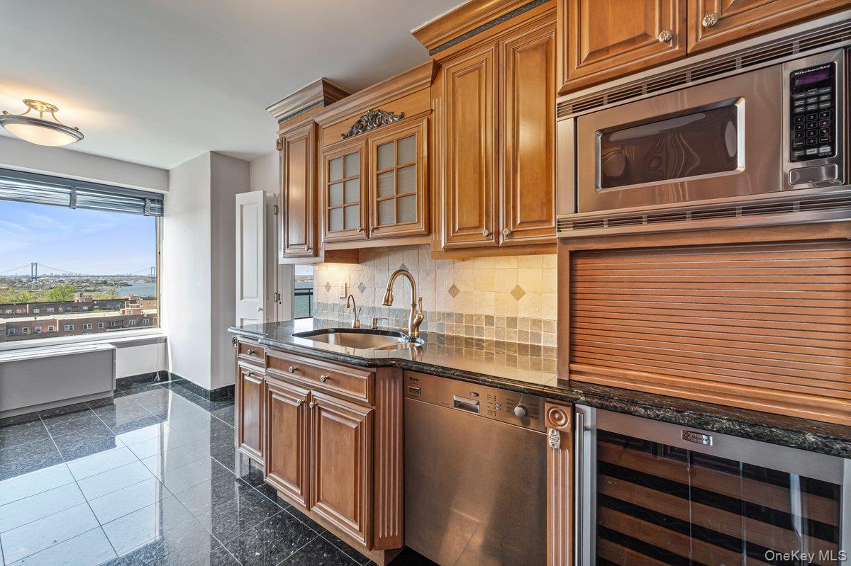 166-25 Powells Cove Boulevard, Unit 15D photo 32