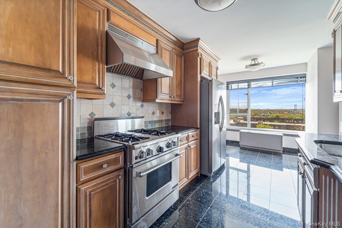 166-25 Powells Cove Boulevard, Unit 15D photo 31