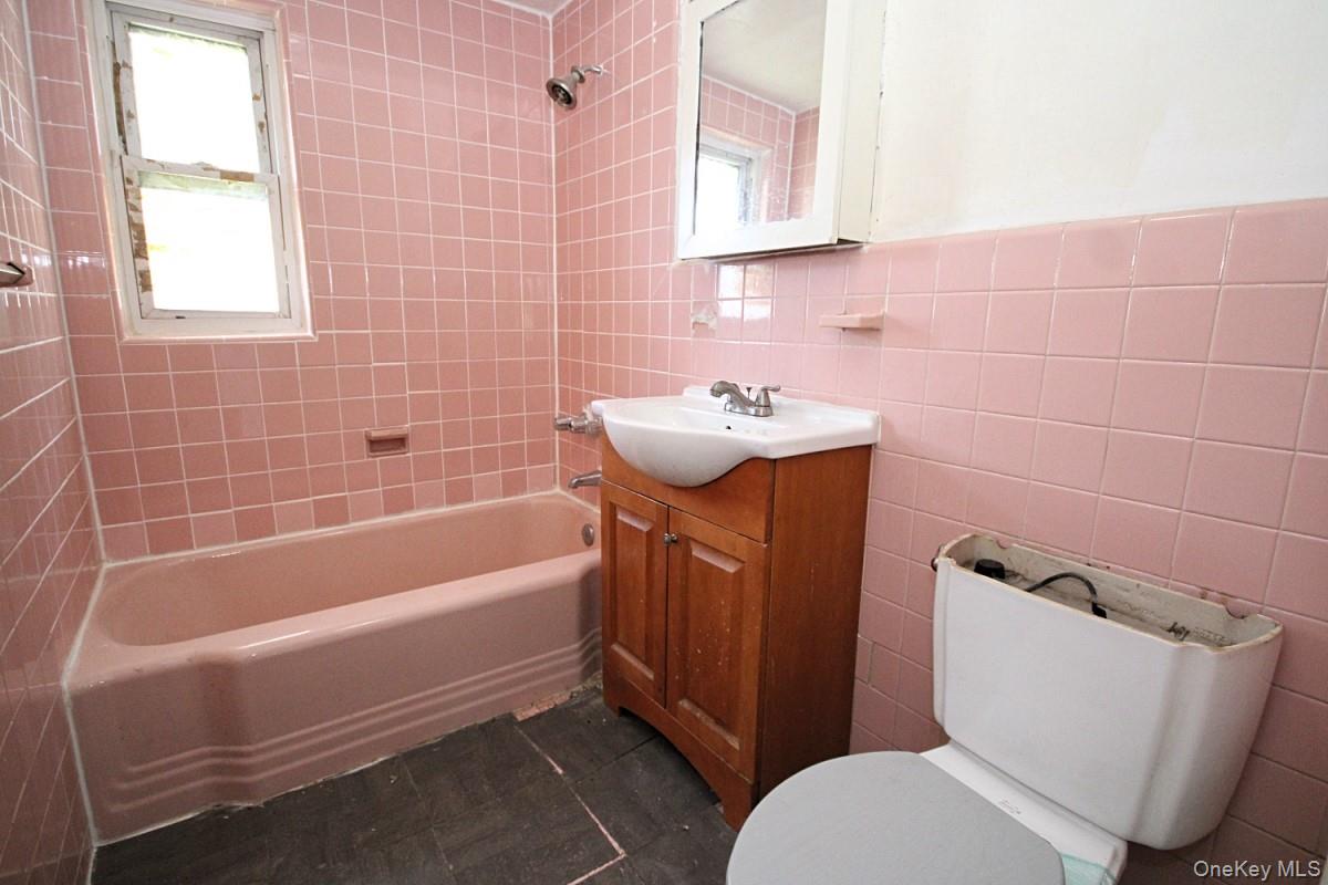1051 victory Boulevard – For Sale photo 18