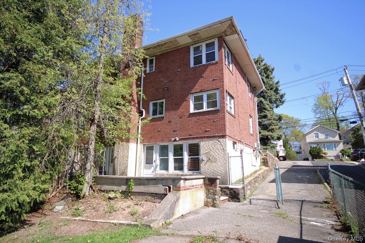 1051 victory Boulevard – For Sale